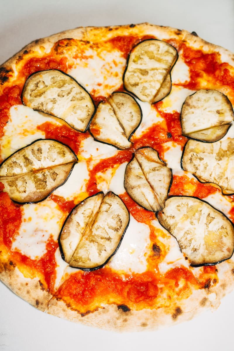 Pizza de berinjela com mussarela