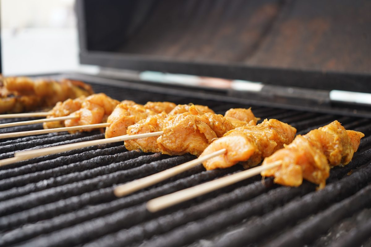 Espetinhos de frango temperados na grelha