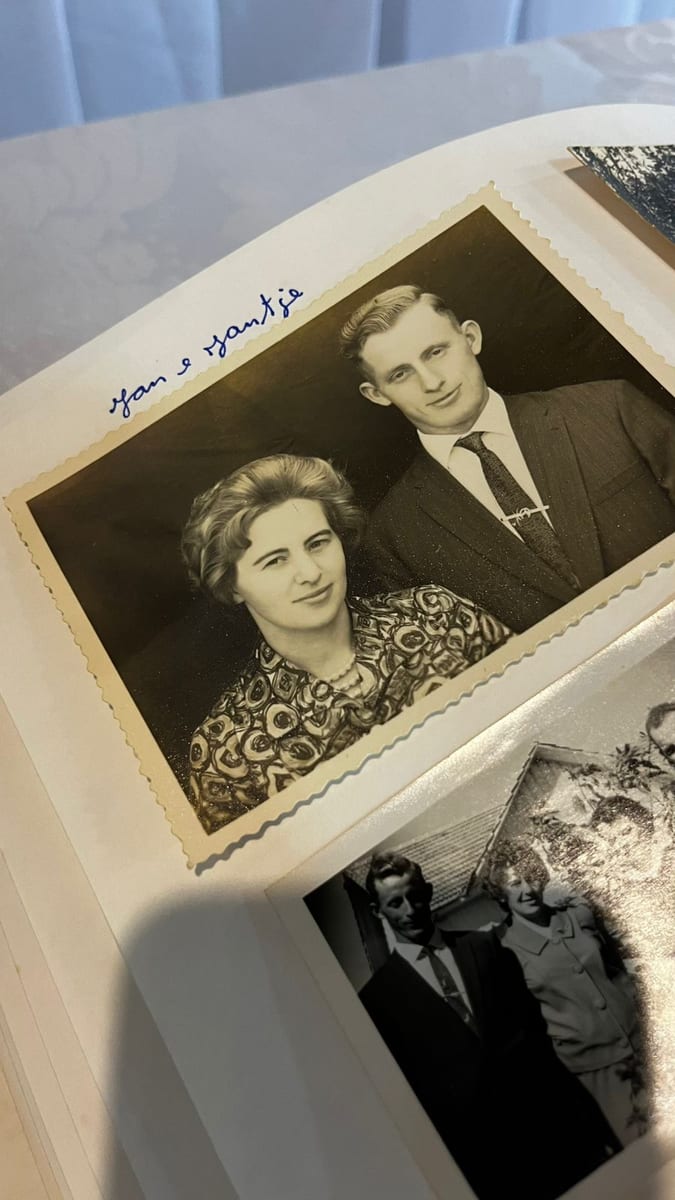 Foto antiga do casal fundador num álbum de família