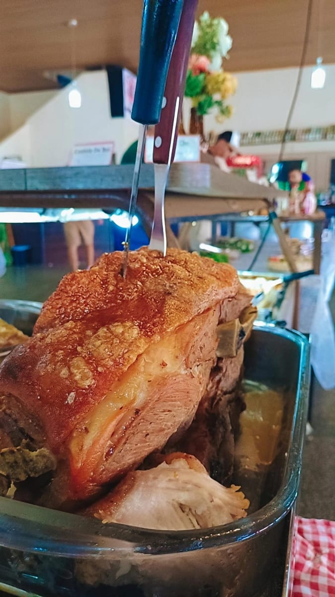 Carne de porco assada com a pele crocante no buffet