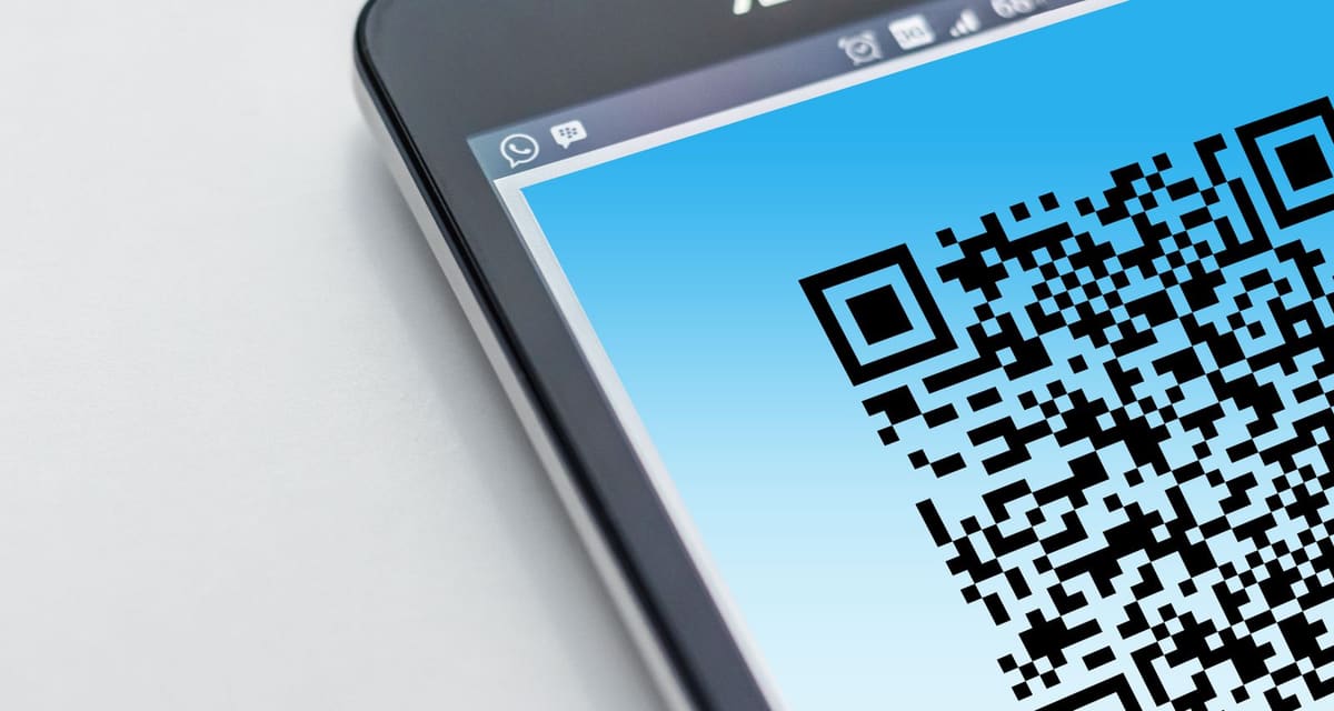 Um QR code na tela de um celular