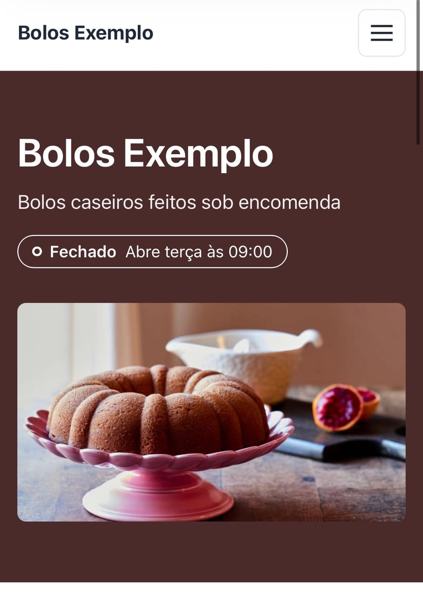 Bolos caseiros: feito em casa, sem endereço, com as cidades atendidas no lugar do mapa; encomenda com Pix. Na tela, o site em marrom com um bolo numa boleira