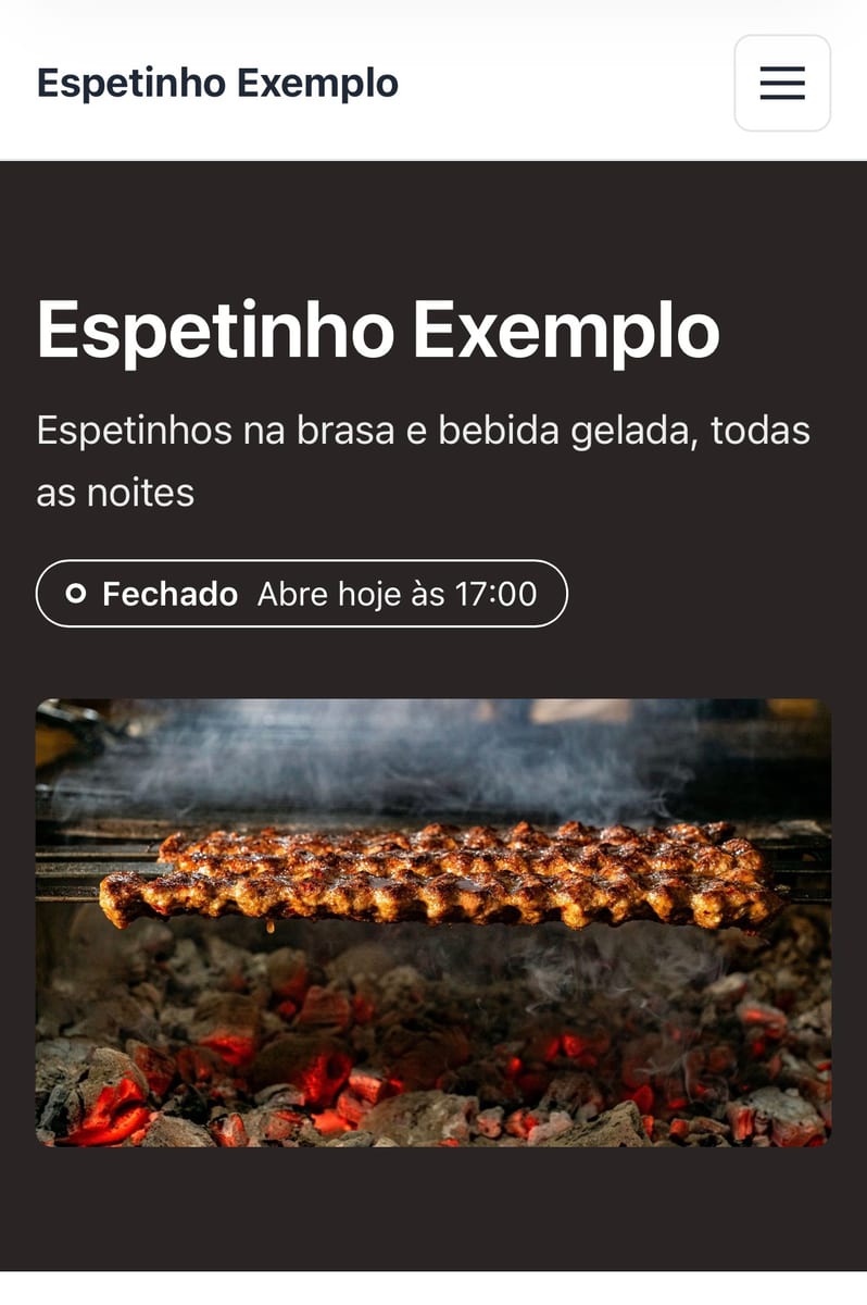 Espetinho: pedido pelo site, pago no balcão. Na tela, o site em fundo escuro com espetinhos na brasa